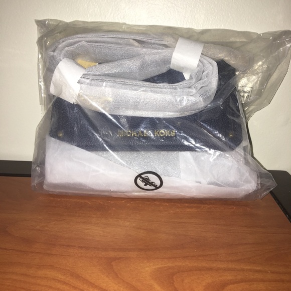 Micheal Kors clutch bag - Picture 7 of 8